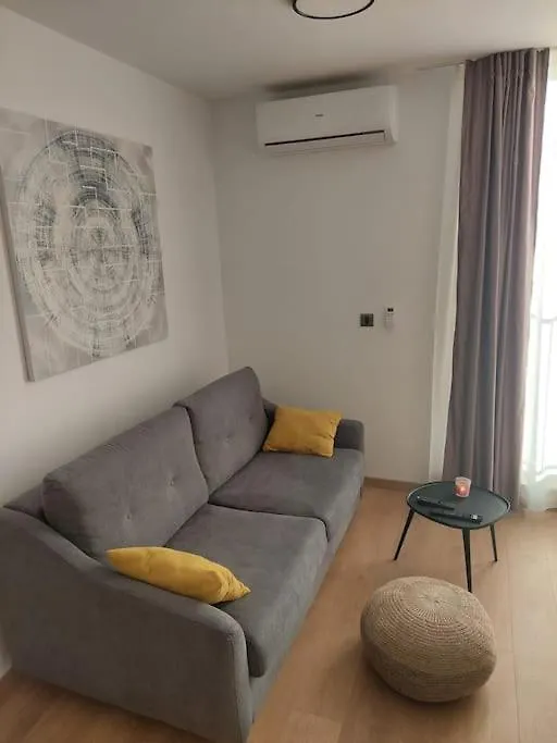 G-In-St Apartment Split