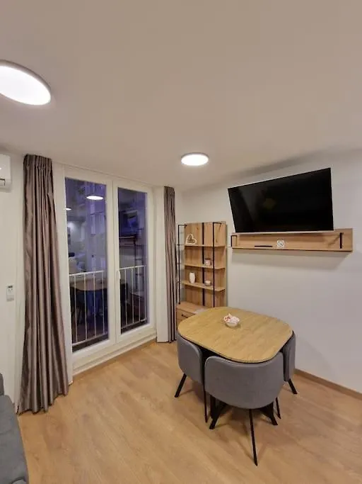 G-In-St Apartment Split